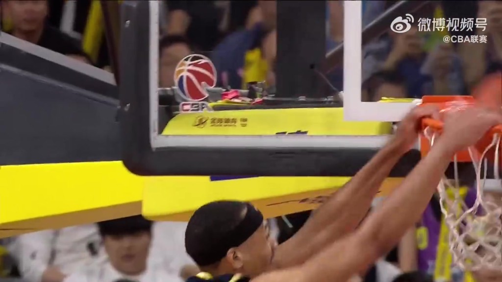 NBA级别的身体天赋！贝兹利空中躲闪折叠重扣点燃全场