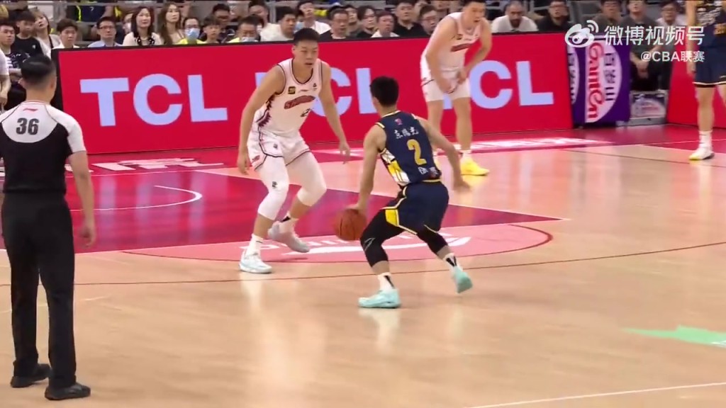 脚踝终结者徐杰变向误导直接将防守人晃倒 轻松加速笑纳空篮
